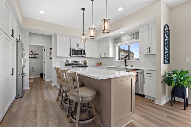 1311 Whalen DRIVE, Oconomowoc, WI 53066
