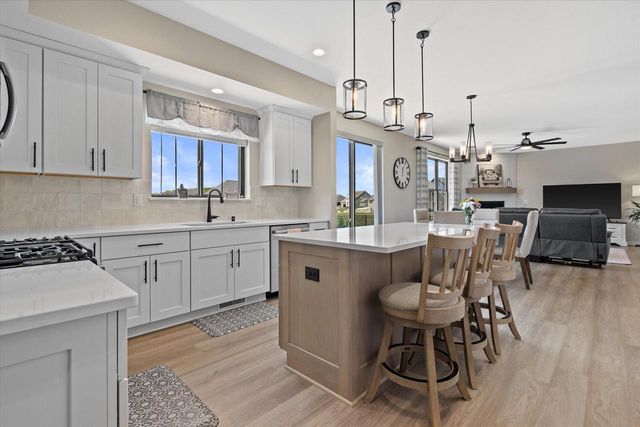 1311 Whalen DRIVE, Oconomowoc, WI 53066