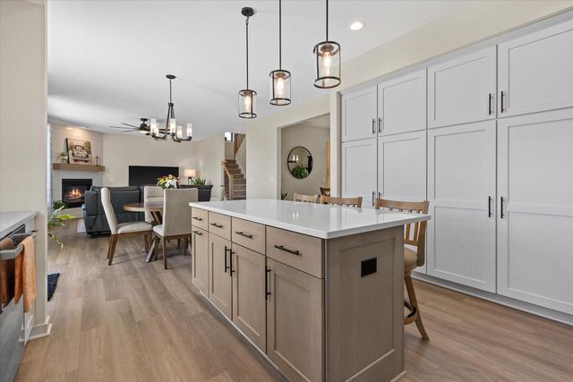 1311 Whalen DRIVE, Oconomowoc, WI 53066