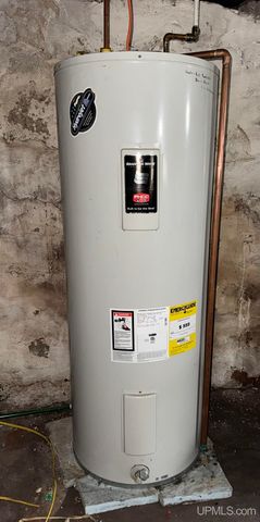 242 Hill Street, Ishpeming, MI 49849