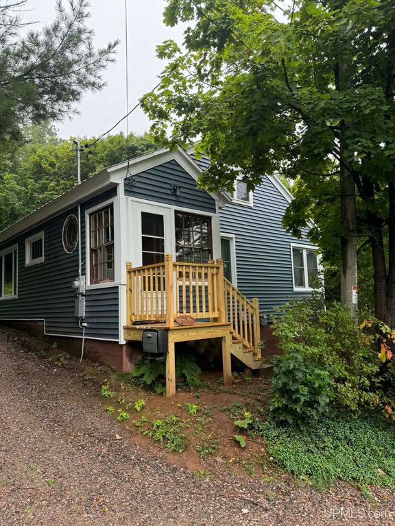242 Hill Street, Ishpeming, MI 49849