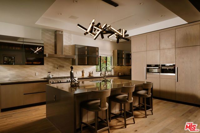 144 N Bowling Green Way, Los Angeles, CA 90049