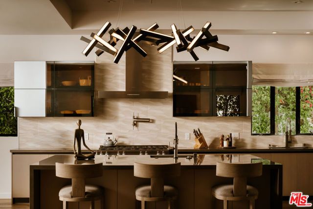 144 N Bowling Green Way, Los Angeles, CA 90049