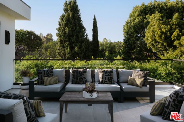 144 N Bowling Green Way, Los Angeles, CA 90049