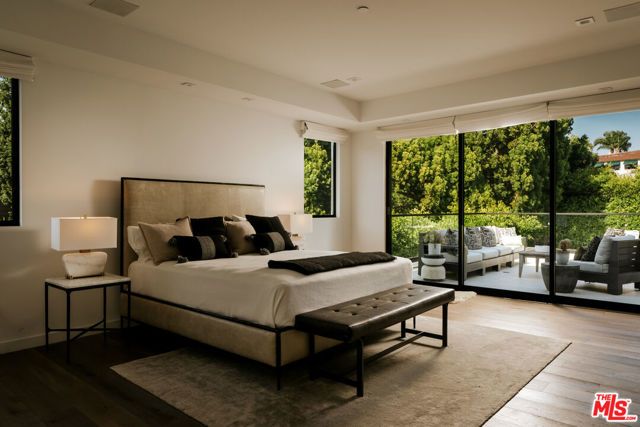 144 N Bowling Green Way, Los Angeles, CA 90049