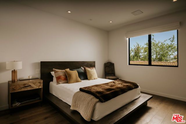 144 N Bowling Green Way, Los Angeles, CA 90049