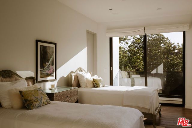 144 N Bowling Green Way, Los Angeles, CA 90049