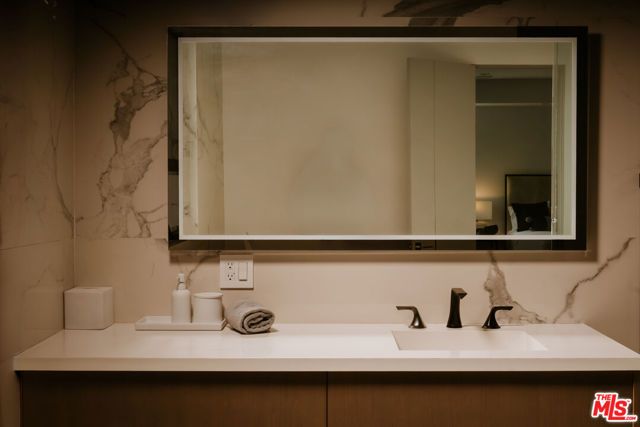 144 N Bowling Green Way, Los Angeles, CA 90049