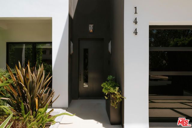 144 N Bowling Green Way, Los Angeles, CA 90049