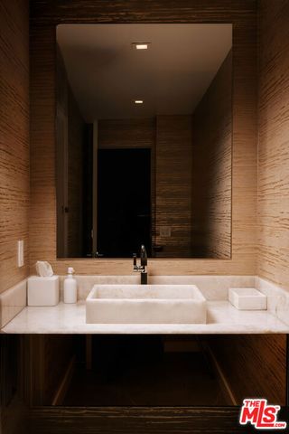144 N Bowling Green Way, Los Angeles, CA 90049