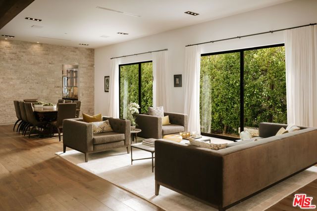 144 N Bowling Green Way, Los Angeles, CA 90049