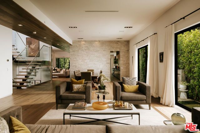 144 N Bowling Green Way, Los Angeles, CA 90049