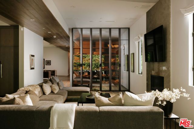 144 N Bowling Green Way, Los Angeles, CA 90049