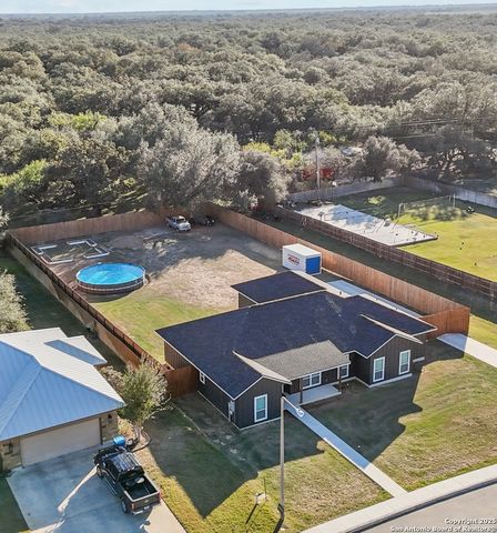 1015 Timbercrest, Pleasanton, TX 78064