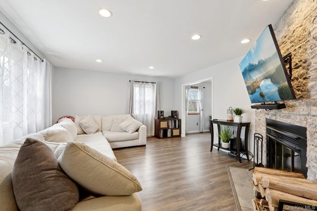 335 Oak Drive, New Windsor, NY 12553