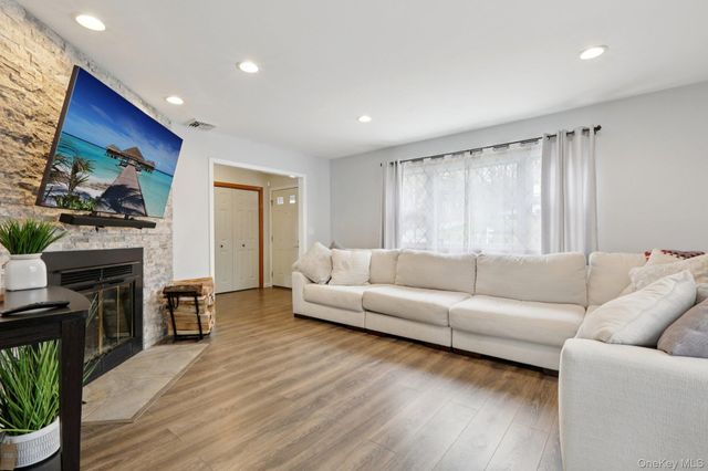 335 Oak Drive, New Windsor, NY 12553