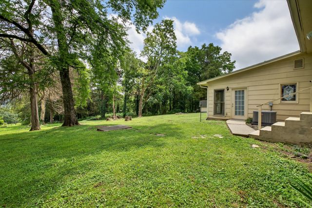 1802 Dunroamin Ln, Fayetteville, TN 37334