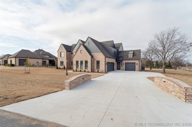6322 N Wildwood Lane, Owasso, OK 74055