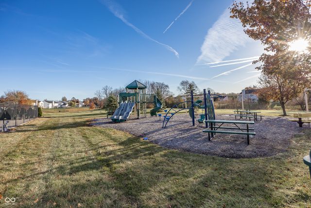 9333 N Bayhill Circle, Mccordsville, IN 46055