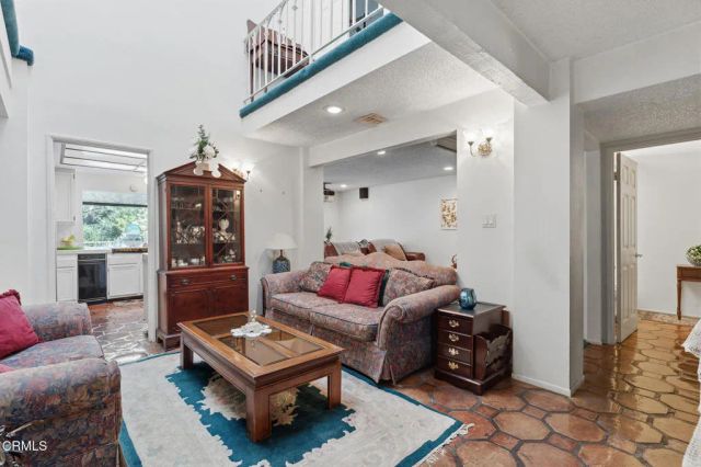 790 N Valley Drive, Westlake Village, CA 91362