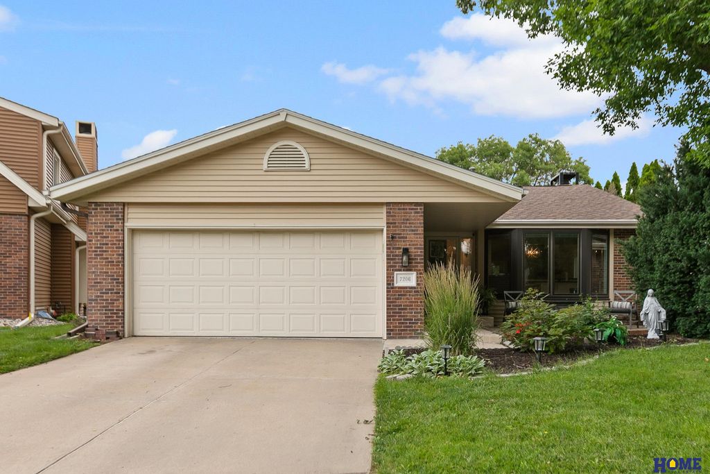 7206 Shamrock Court, Lincoln, NE 68506