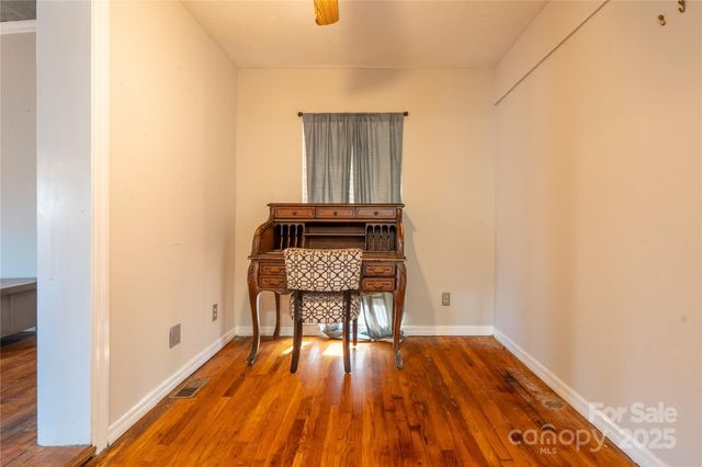 1604 4th Street NE, Hickory, NC 28601