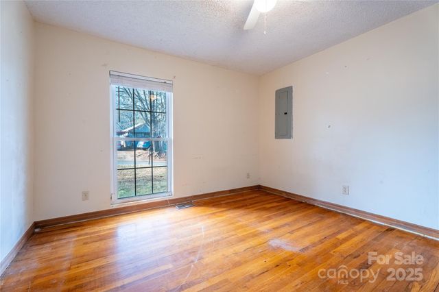 1604 4th Street NE, Hickory, NC 28601