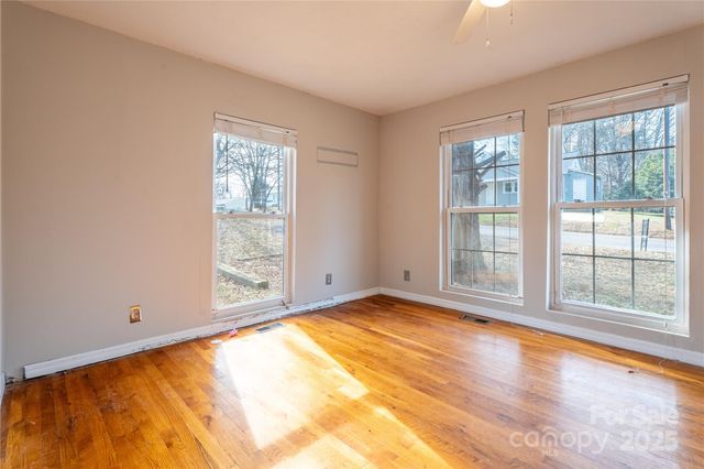 1604 4th Street NE, Hickory, NC 28601