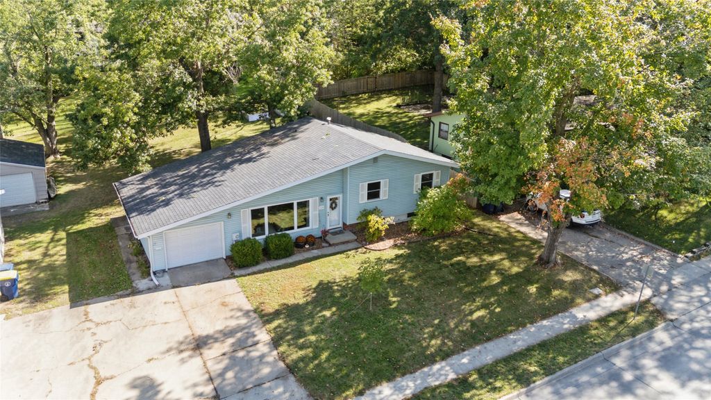 1104 Hazel Street, Pella, IA 50219