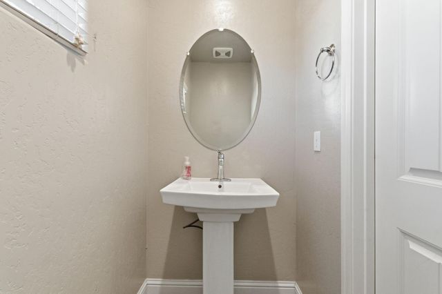 2715 Las Rosas Avenue, Clovis, CA 93619