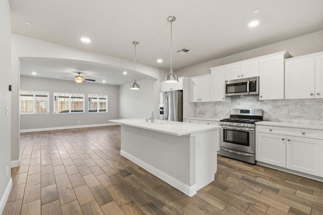 2715 Las Rosas Avenue, Clovis, CA 93619