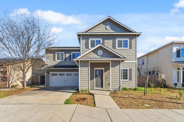 2715 Las Rosas Avenue, Clovis, CA 93619