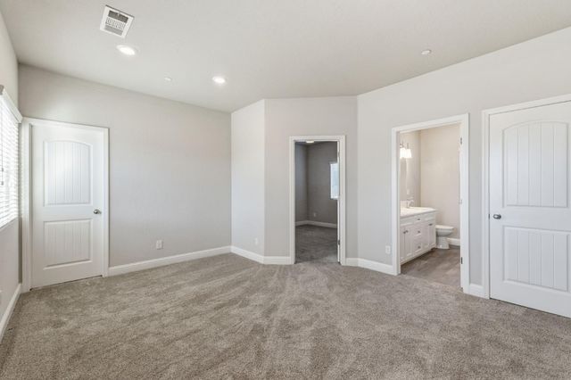 2715 Las Rosas Avenue, Clovis, CA 93619