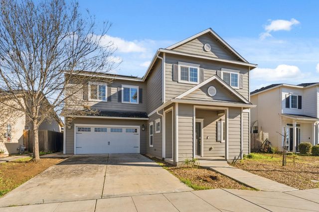 2715 Las Rosas Avenue, Clovis, CA 93619