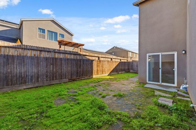 2715 Las Rosas Avenue, Clovis, CA 93619