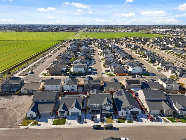 2715 Las Rosas Avenue, Clovis, CA 93619