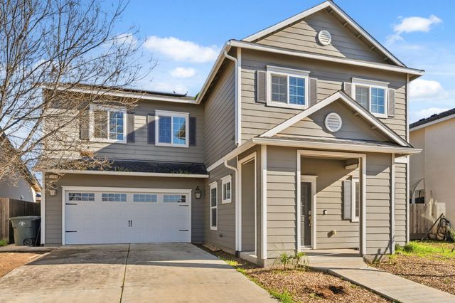 2715 Las Rosas Avenue, Clovis, CA 93619