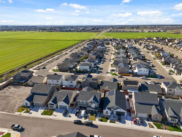 2715 Las Rosas Avenue, Clovis, CA 93619