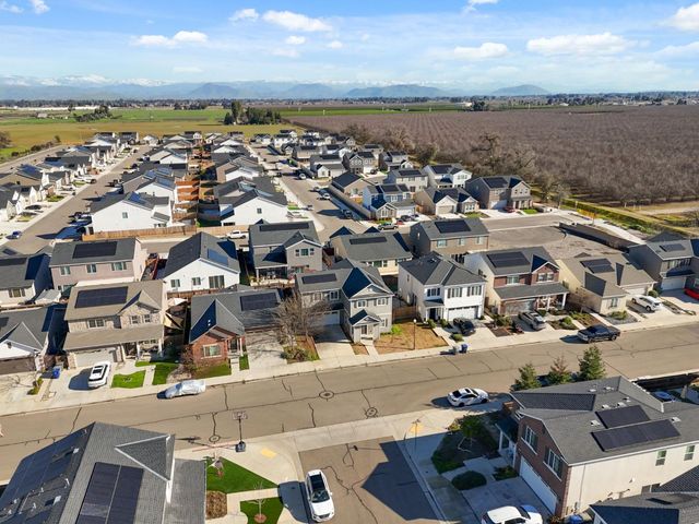 2715 Las Rosas Avenue, Clovis, CA 93619