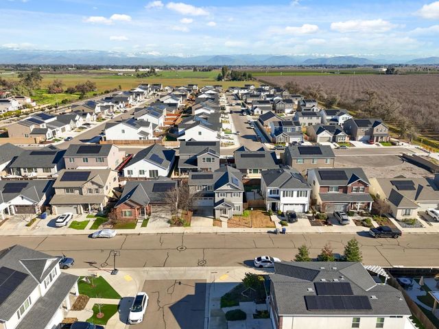 2715 Las Rosas Avenue, Clovis, CA 93619