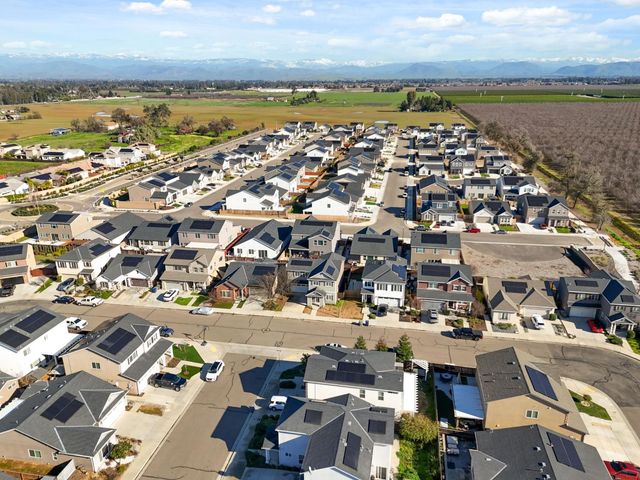 2715 Las Rosas Avenue, Clovis, CA 93619