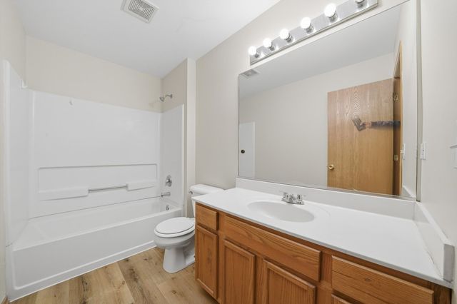 417 SILVERSTONE Drive 417, Carpentersville, IL 60110