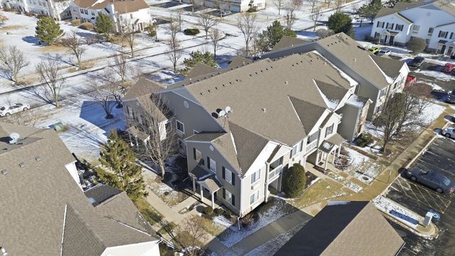 417 SILVERSTONE Drive 417, Carpentersville, IL 60110