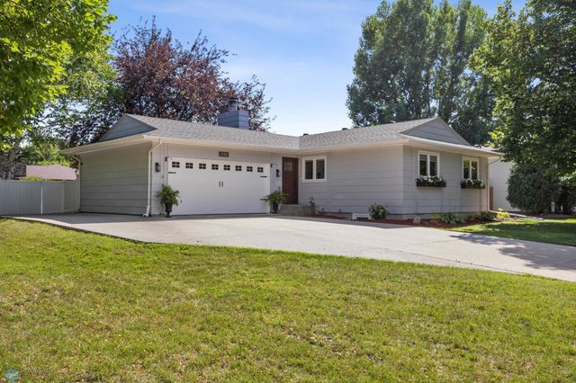 2202 25th Avenue S, Fargo, ND 58103