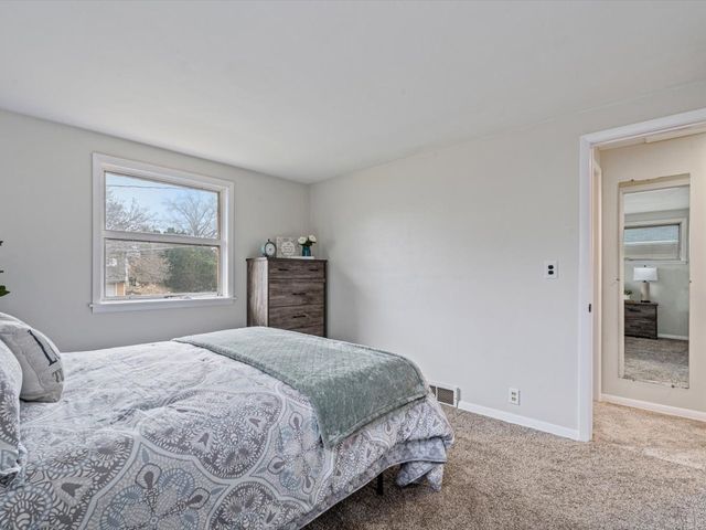 1520 Parklane Dr Drive, Bettendorf, IA 52722