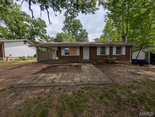 10418 Quaker Drive, St Louis, MO 63136