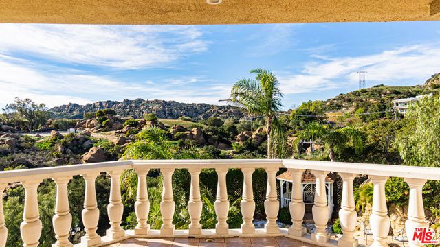 7449 Studio Road, Canoga Park, CA 91304