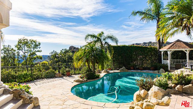 7449 Studio Road, Canoga Park, CA 91304