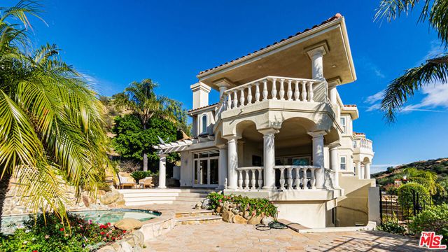 7449 Studio Road, Canoga Park, CA 91304