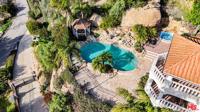 7449 Studio Road, Canoga Park, CA 91304